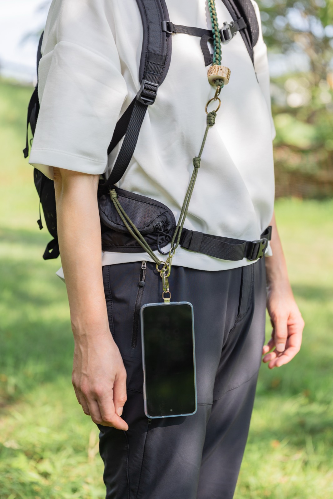 パラコード手編みのスマホショルダー着用イメージ