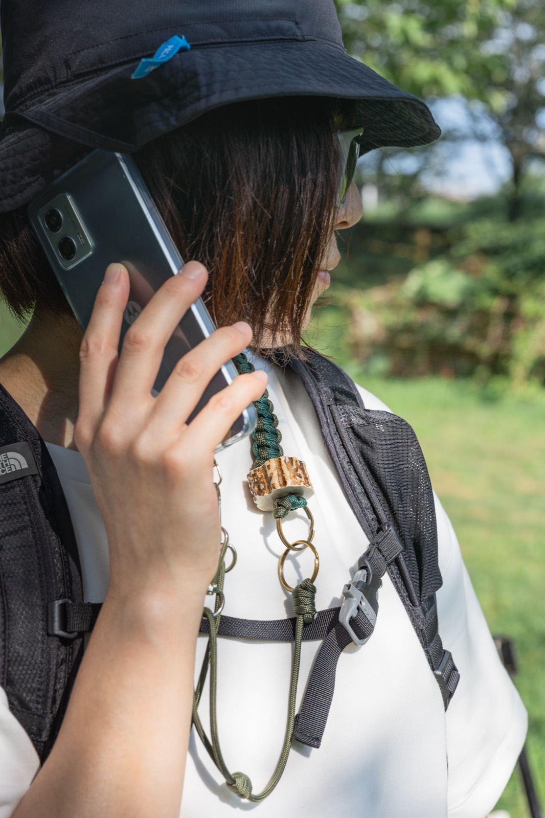 スマホショルダーを使って通話する様子